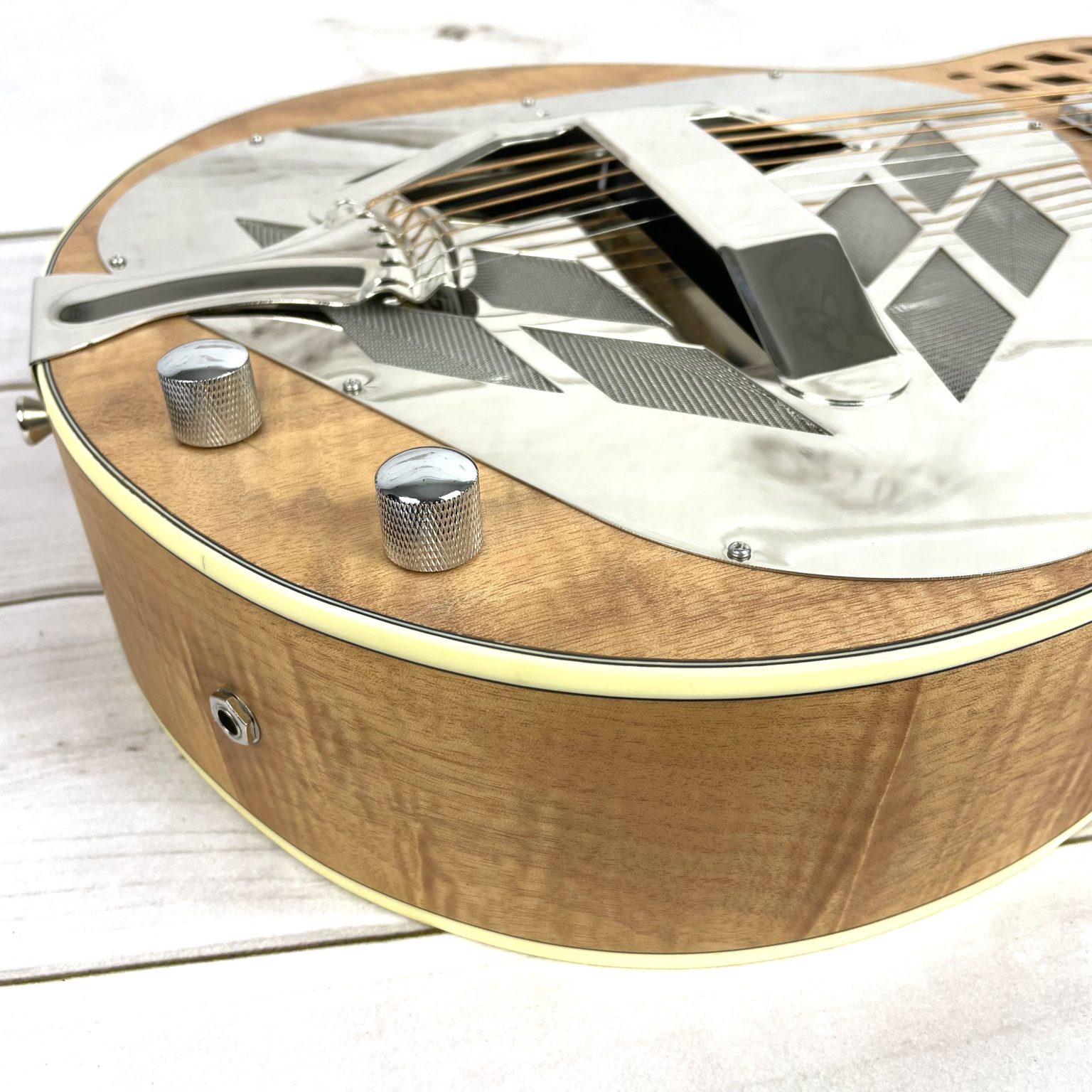 Royall Resonators Flame Maple Natural Finish Tricone Cutaway Resonator With Wide Range Ultra